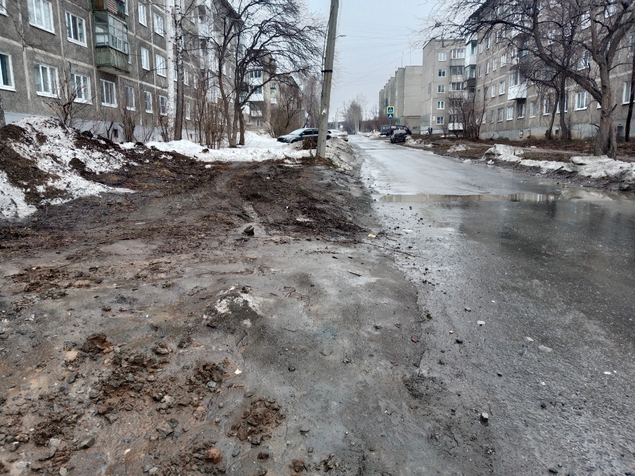 Жители Первоуральска бьют тревогу: Перекопанные дорожки угрожают безопасности пешеходов | Жители Первоуральск жалуются на перекопаны тротуарные дорожки и дворовые дорожки