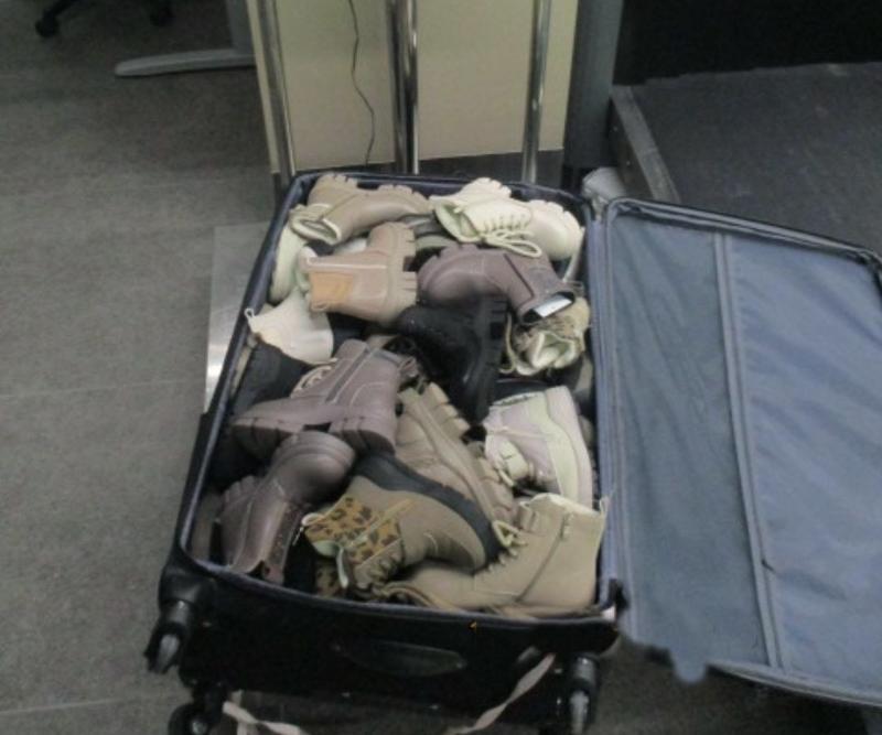 Китаец пытался ввезти в Свердловскую область 190 правых ботинок | На Урале задержали гражданина Китая с партией обуви Китаец пытался ввезти в Свердловскую область 190 правых ботинок | На Урале задержали гражданина Китая с партией обуви