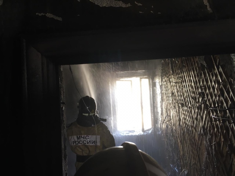 Днем в Первоуральске в подвале пятиэтажки горел мусор. Спасателями эвакуировано 20 человек, двое спасены