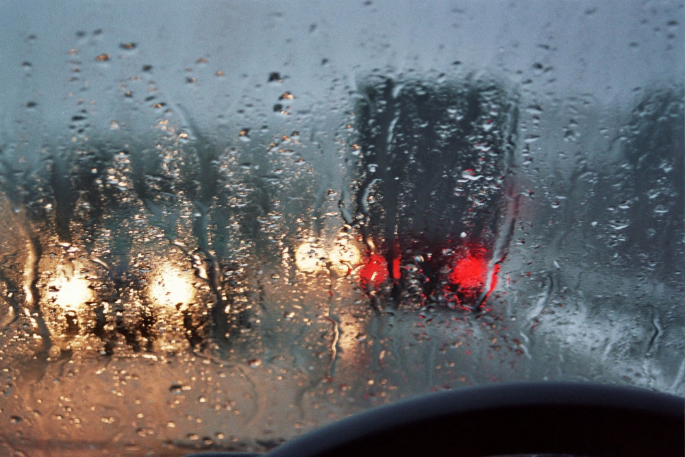 Чего первоуральцам стоит опасаться во время дождя: в ГИБДД сообщили об опасности на дорогах | В Свердловской области ГИБДД предупреждает об опасностях на дорогах