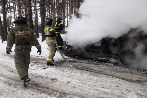 В Первоуральске в садовом товариществе сгорел пикап Ford В Первоуральске в садовом товариществе сгорел пикап Ford