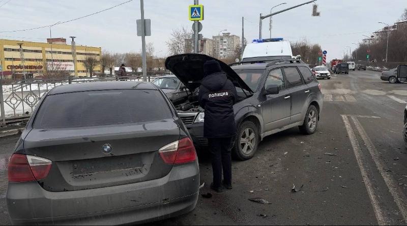 В Первоуральске водитель BMW столкнулся с двумя автомобилями | В Первоуральске произошла авария с участием трех автомобилей