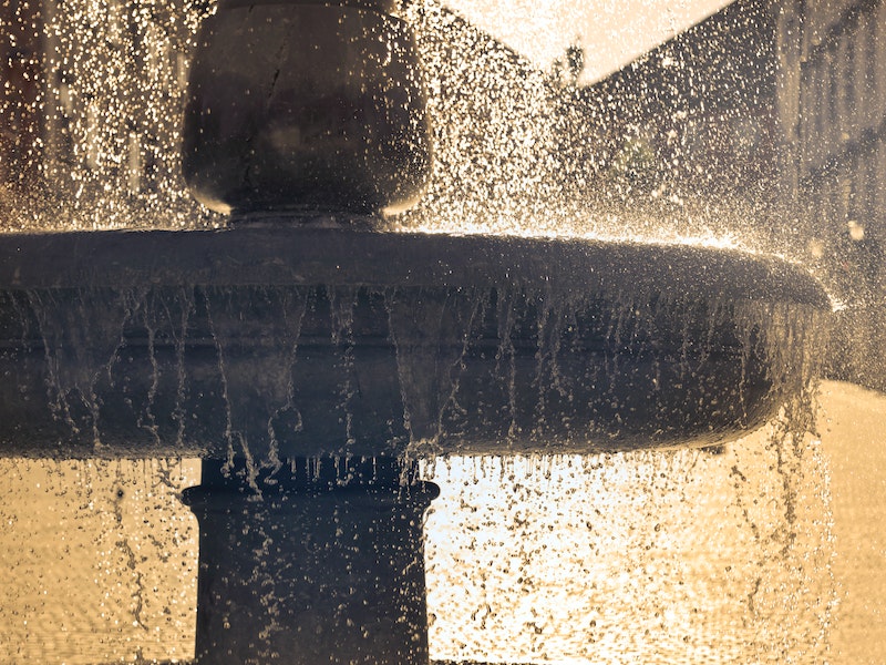 1 мая начнёт работать поющий фонтан: рабочие демонтировали «соты» и деревянную основу | Работники МУП «Водоканал» приступили к подготовке фонтана на Центральной площади Первоуральска 1 мая начнёт работать поющий фонтан: рабочие демонтировали «соты» и деревянную основу | Работники МУП «Водоканал» приступили к подготовке фонтана на Центральной площади Первоуральска