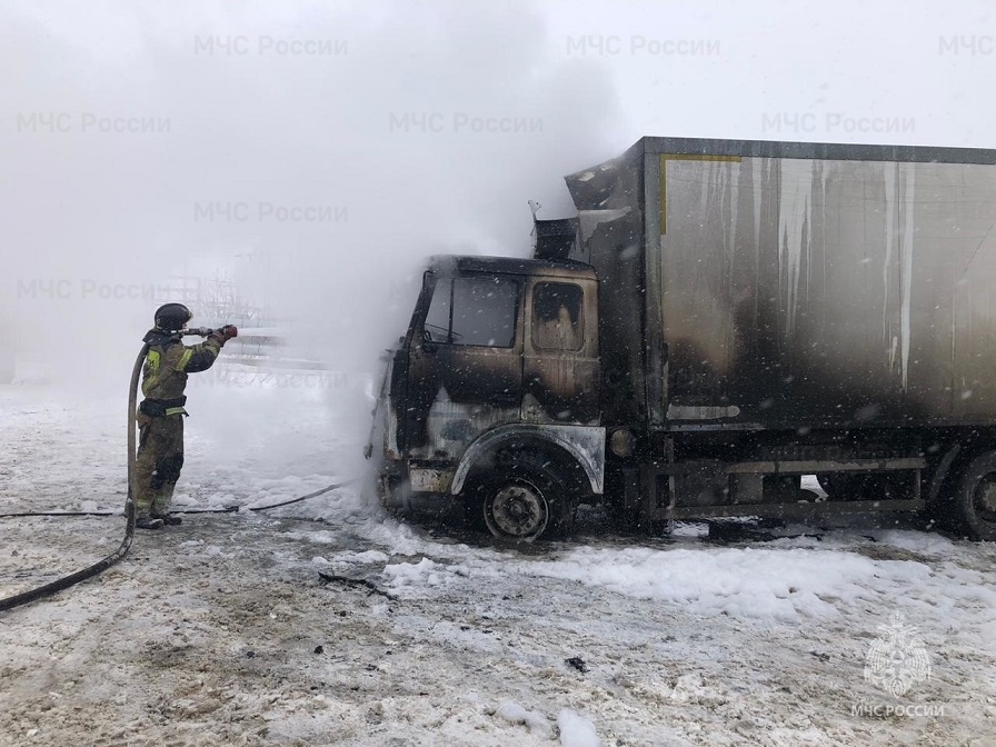 «Вспыхнула как спичка» — первоуральцы рассказали о сгоревшем грузовике «МАЗ»