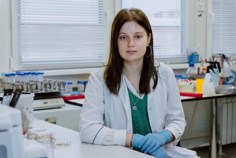 Студентка из Новосибирска вывела моль, способную утилизировать пластик | Российская студентка разработала новую технологию утилизации пластика 