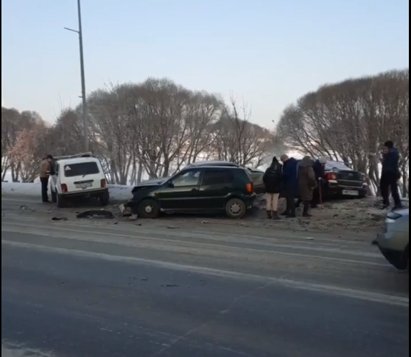 В Первоуральске столкнулось четыре автомобиля В Первоуральске столкнулось четыре автомобиля