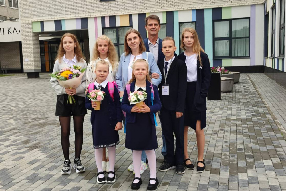 Сотрудник свердловской больницы, отец трех пар двойняшек, получил государственную награду | На Урале отцу трех пар двойняшек вручили государственную награду