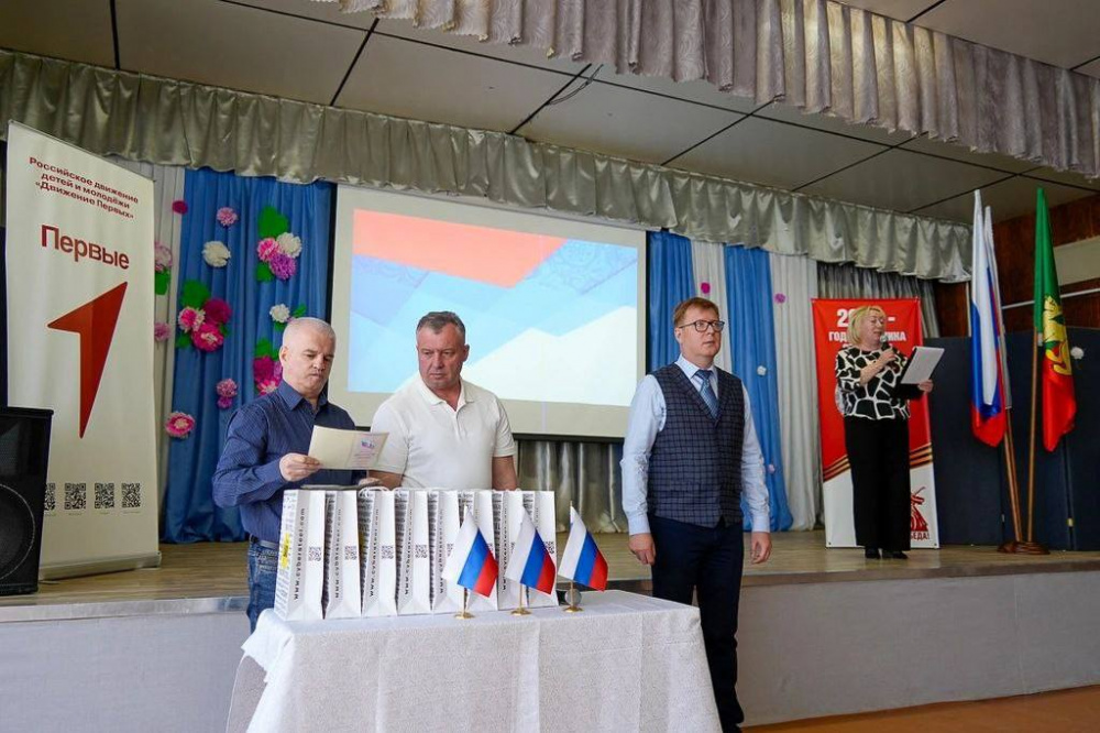 В первоуральской школе вручили свидетельства участникам проекта «Моя первая профессия» | На Урале отметили успехи школьников, которые освоили основы сварочного дела