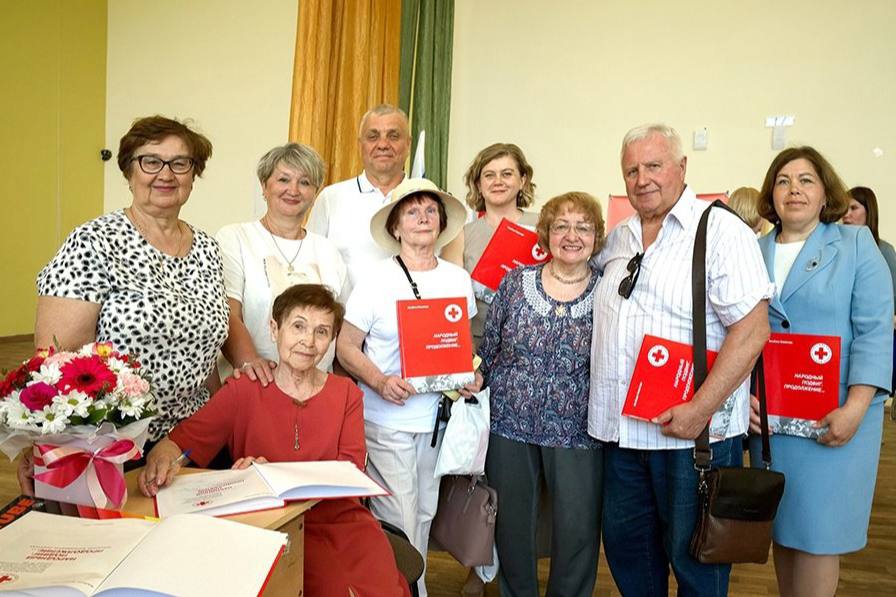 В Первоуральске прошла презентация книги, посвященной 100-летию местного отделения Красного Креста | На Урале представили книгу, посвященную 80-летию Победы и 100-летию отделения Красного Креста