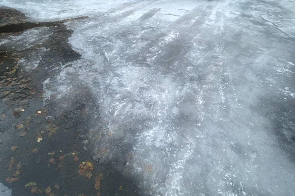 «Смертельный аттракцион»: в Первоуральске водопроводная вода бежит по улице уже 4 года и создает опасность зимой | На Урале первоуральцы жалуются на водопроводную воду во дворах