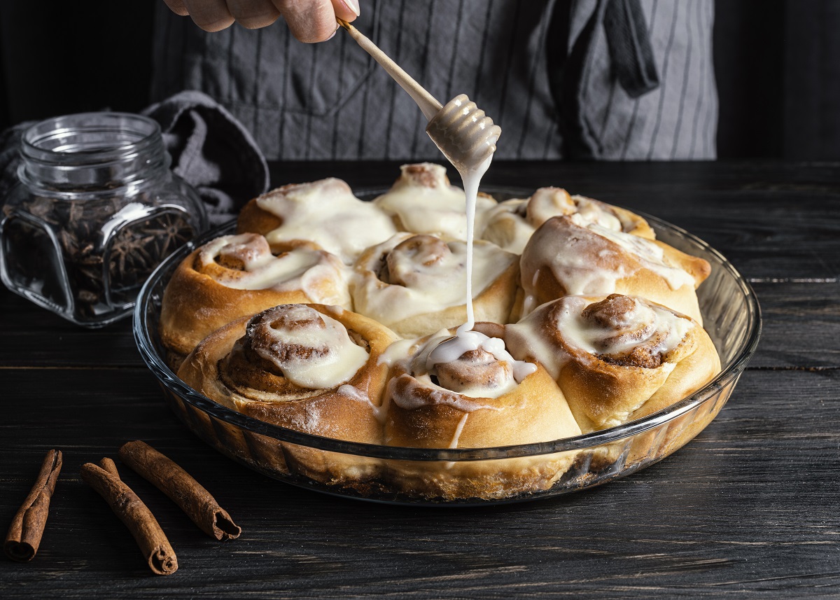 15 минут на расстойку, 30 минут в духовке: как я пеку «Синнабон» быстрее, чем еду в кафе