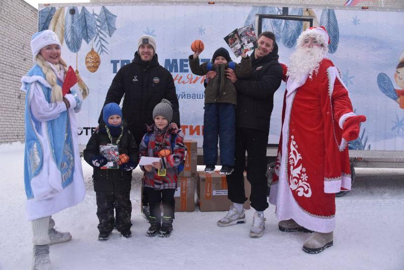 Новогодний грузовичок с подарками отправился для свердловских воспитанников детских домов | В Свердловской области начал свой путь новогодний грузовичок с подарками для детей из детских домов