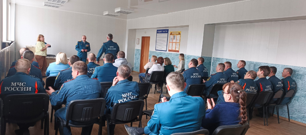 Сотрудники 10 пожарно-спасательного отряда в Первоуральске отмечены в преддверии Дня пожарной охраны России | В Первоуральске сотрудники пожарно-спасательного отряда были удостоены медалей "За отличие в службе"