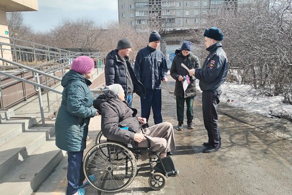 В Первоуральске участковый уполномоченный вручил информационные памятки по мошенничеству | Полиция Первоуральска провела беседу о мошенничестве