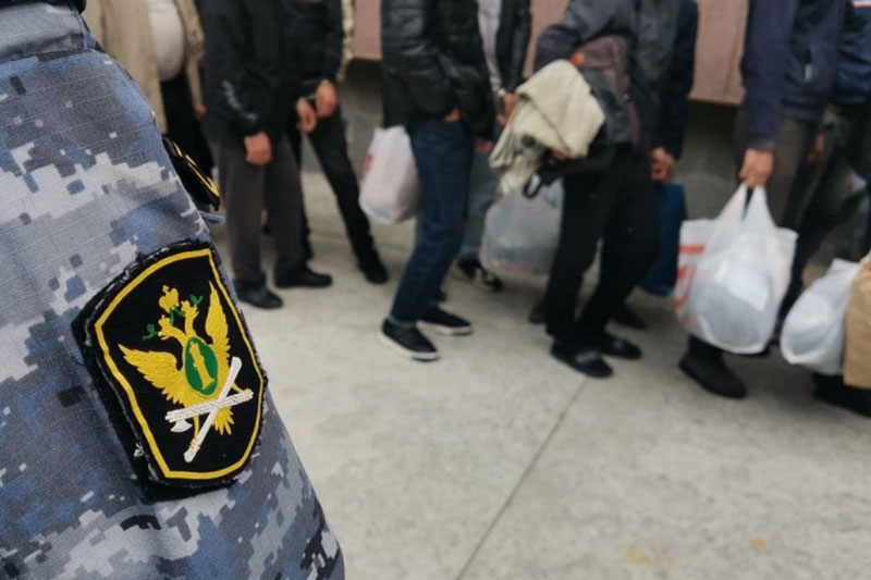 На Урале не хватает борцов с мигрантами: в полиции рассказали о дефиците сотрудников | В свердловской полиции рассказали о дефиците борцов с мигрантами