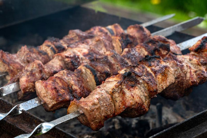 Большинство опрошенных россиян предпочитают свинину для шашлыка: чаще всего ее выбирают люди старше 45 лет | Более 40% россиян предпочитают свинину для шашлыка: исследование  