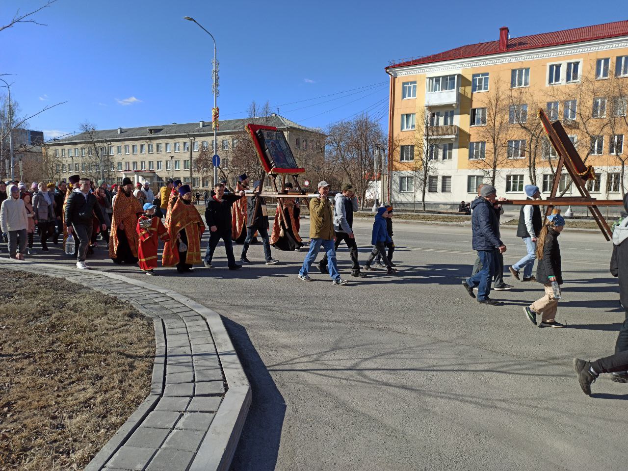 Сотни первоуральцев приняли участие в Пасхальном Крестном ходе - фото