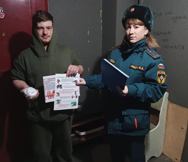 Первоуральские сотрудники госпожнадзора установили в квартирах дымоизвещатели | В Первоуральске прошел рейд по пожарной безопасности