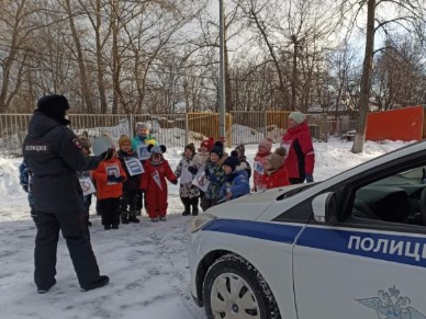 Сотрудники ГАИ Первоуральска провели акцию в Детском саду №9 | В Первоуральске инспекторы ДПС рассказали дошкольникам о ПДД 