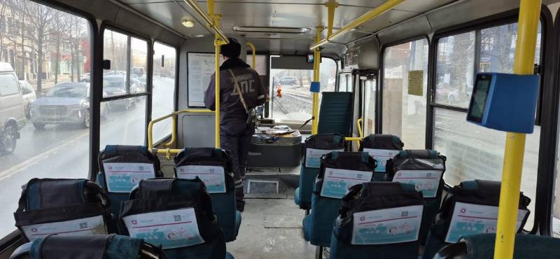 В Свердловской области пьяный пешеход попал под колеса автобуса | На Урале автобус сбил пьяного пешехода