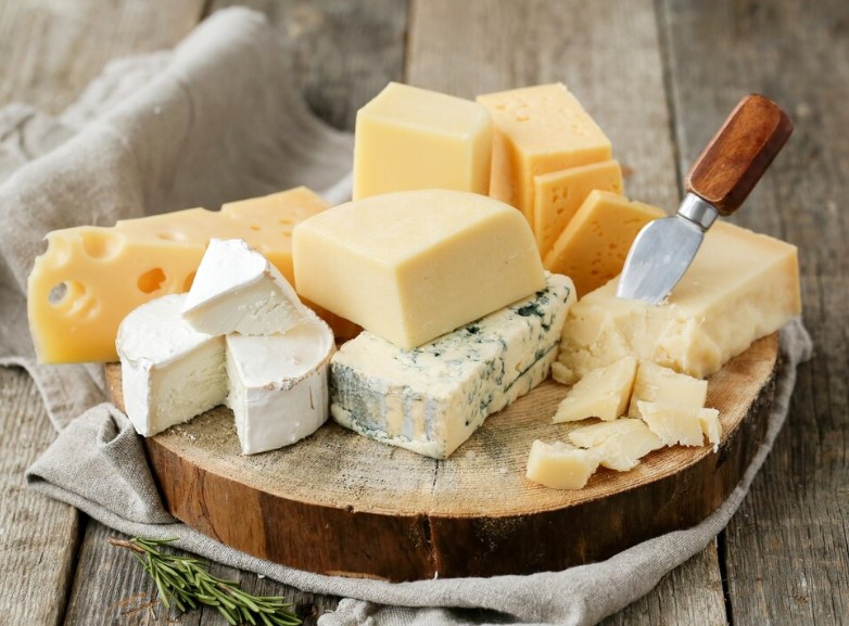 Вслед за маслом подорожает сыр: в России ожидается рост цен на молочные продукты | Сыр в России может подорожать на 10% вслед за маслом