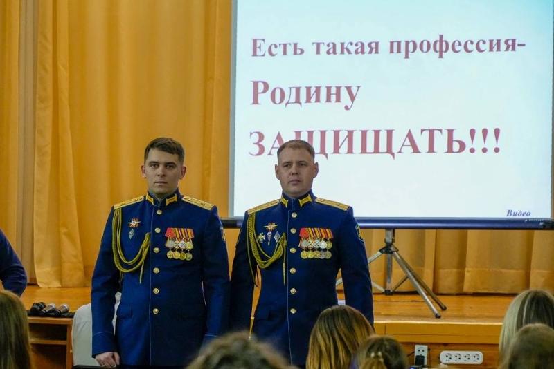 Офицеры рассказали школьникам Первоуральска о военных вузах и жизни курсантов | Первоуральским школьникам рассказали о жизни курсантов