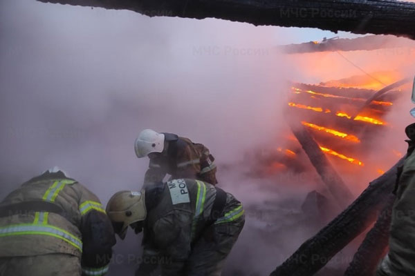 Утром в поселке под Первоуральском в крупном пожаре сгорели баня и хозпостройки