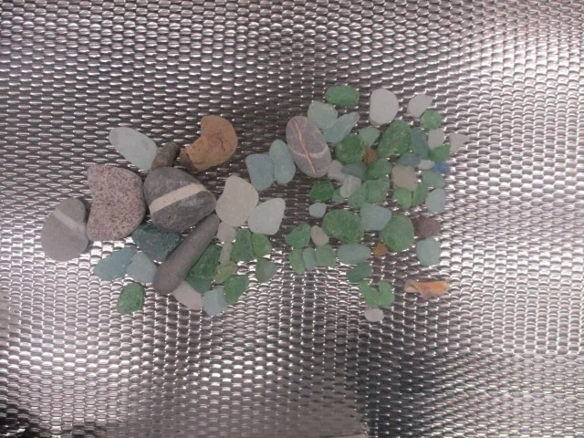 В Кольцово задержали пассажира с 4 кг бижутерии | Уральские таможенники обнаружили у пассажира инструменты и 4 кг бижутерии