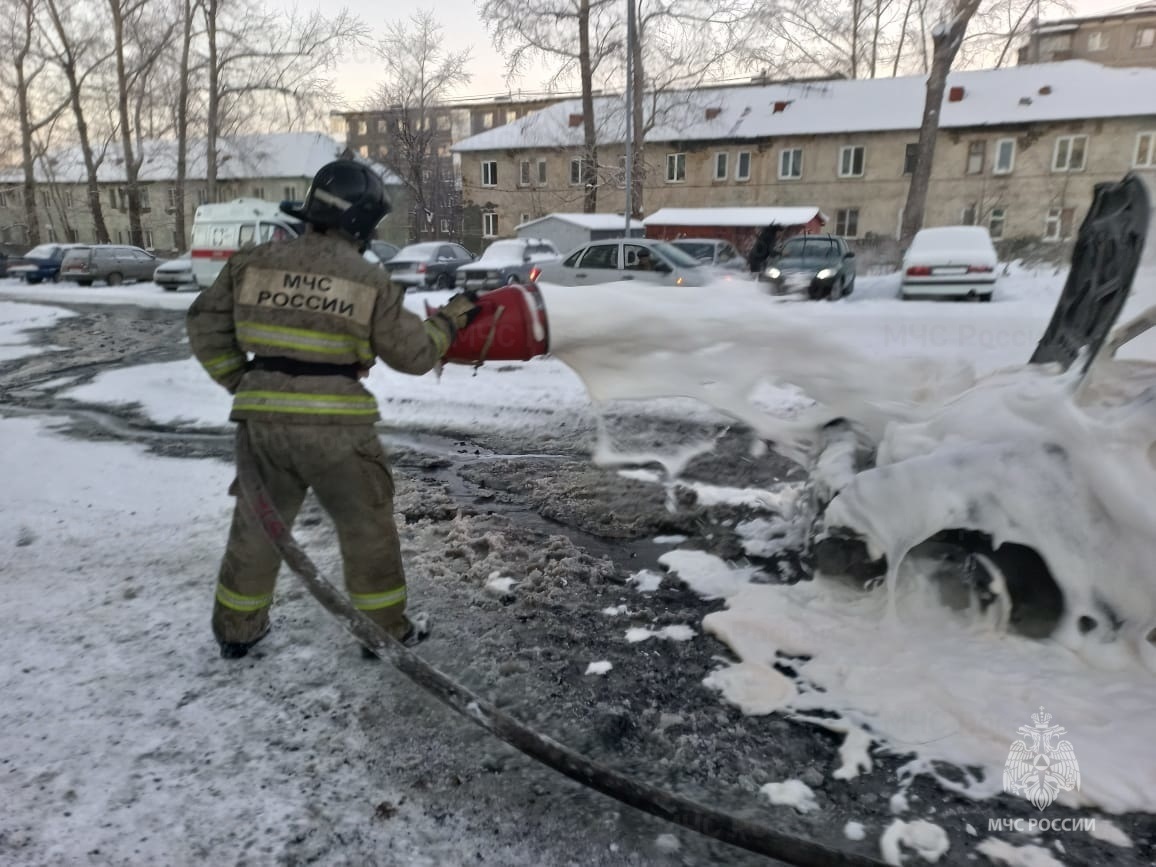 МЧС рассказало о сгоревшей в Талице машине