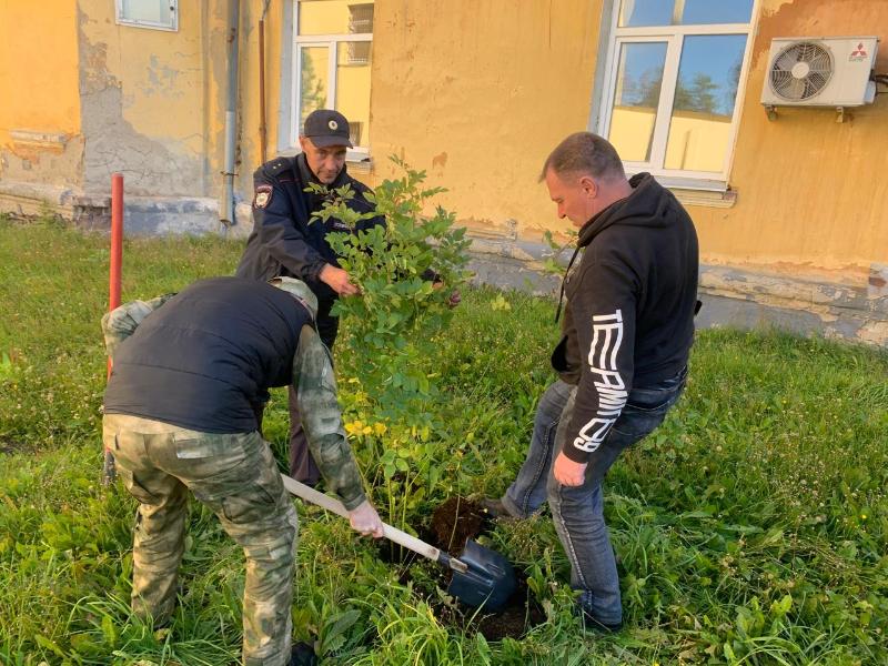 Первоуральские полицейские приняли участие в эко-мероприятии | В Первоуральске проходит субботник «Зеленая Россия»