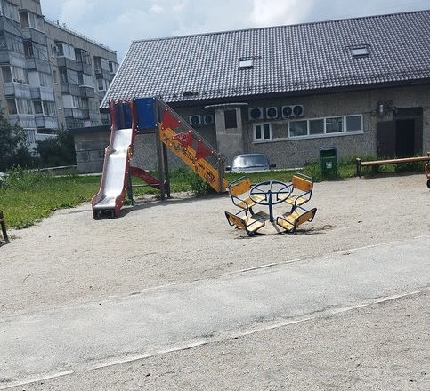 Первоуральцы пожаловались на опасную сломанную карусель