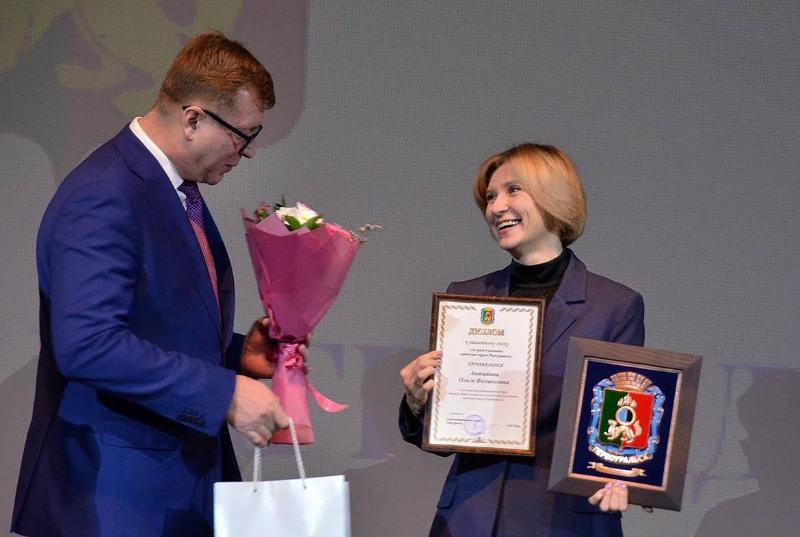 Игорь Кабец вручил стипендии и знаки отличия первоуральцам за вклад в развитие города | Первоуральцев наградили за вклад в развитие города