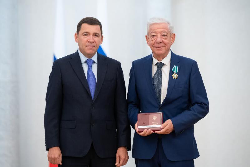 В Свердловской области вручили награды 39 выдающимся уральцам | Губернатор Куйвашев наградил выдающихся уральцев