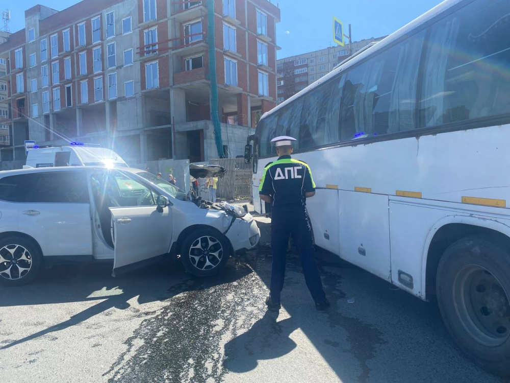 В Первоуральске водитель потерял сознание за рулём и спровоцировал аварию с участием автобуса и 40 пассажиров | В Первоуральске мужчина потерял сознание за рулём и спровоцировал ДТП