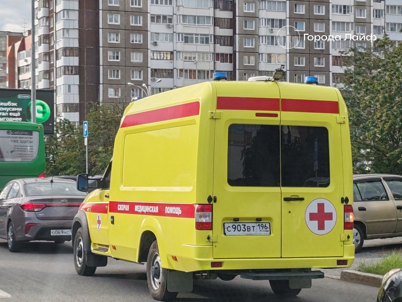 В минздраве опровергли слухи о простаивающих под снегом автомобилях скорой | В минздраве Свердловской области опровергли фейки об автомобилях скорой помощи