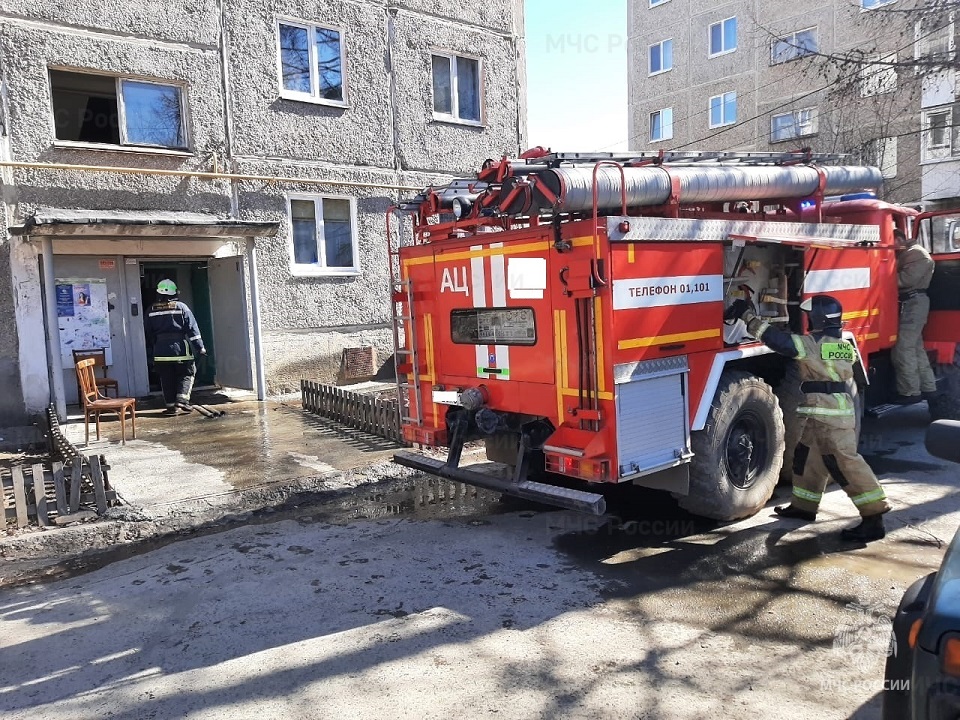 В Первоуральске десятерых человек эвакуировали из горящего дома