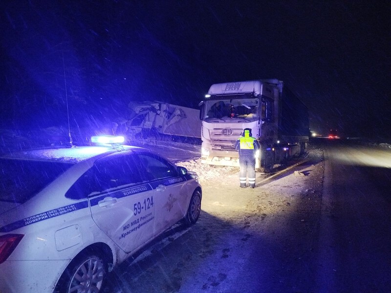 На свердловской трассе столкнулись два грузовика | Свердловчанин не справился с управлением грузовиком и врезался в "Камаз" На свердловской трассе столкнулись два грузовика | Свердловчанин не справился с управлением грузовиком и врезался в "Камаз"