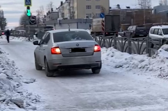Первоуральцев удивил автомобиль, ехавший по тротуару Первоуральцев удивил автомобиль, ехавший по тротуару