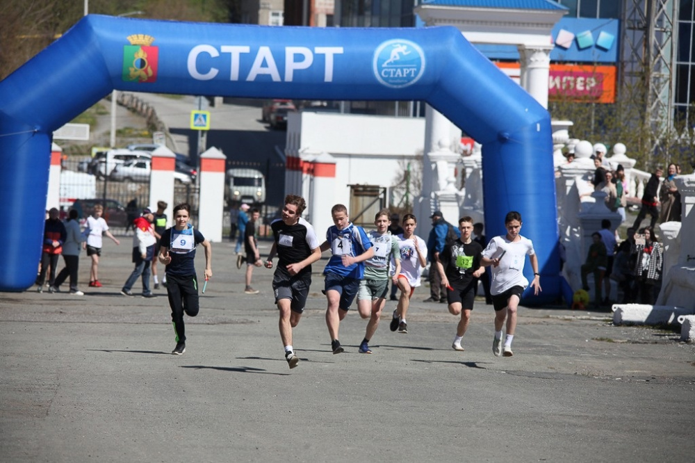 Успешная эстафета на призы администрации: юные спортсмены показали свои достижения на 87-м соревновании | Традиционная легкоатлетическая эстафета на призы администрации в Первоуральске: впечатляющие достижения участников