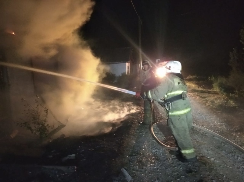 Ночью под Первоуральском сгорели два садовых дома и иномарка Volvo