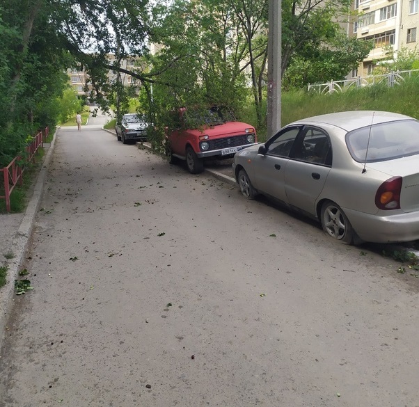 Первоуральск накрыл ураганный ветер Первоуральск накрыл ураганный ветер