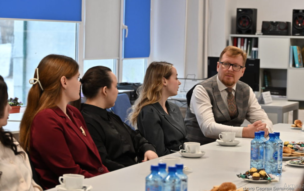 Игорь Кабец встретился с молодыми педагогами Первоуральска, чтобы обсудить будущее школ | В Первоуральске прошла встреча молодых педагогов с главой города