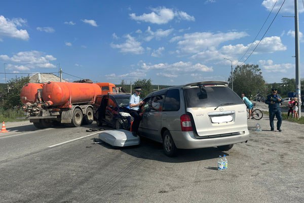 Под Первоуральском в ДТП погибли два человека, один из них ребенок и еще девять ранены