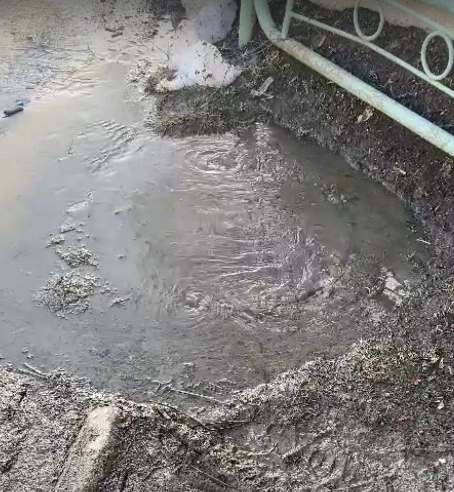 В Первоуральске вонючие стоки текут из люка  | На Урале вонючие стоки текут из люка