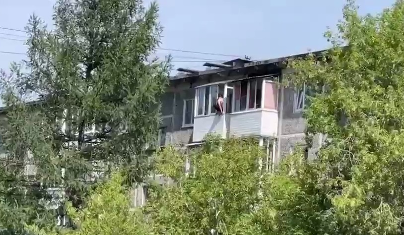 В Первоуральске мужчина выпал с балкона пятого этажа В Первоуральске мужчина выпал с балкона пятого этажа