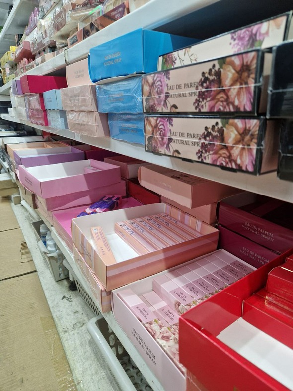 На Урале таможенники пресекли контрабанду трех тысяч экземпляров импортных духов | Свердловские таможенники изъяли крупную партию нелегального импортного парфюма