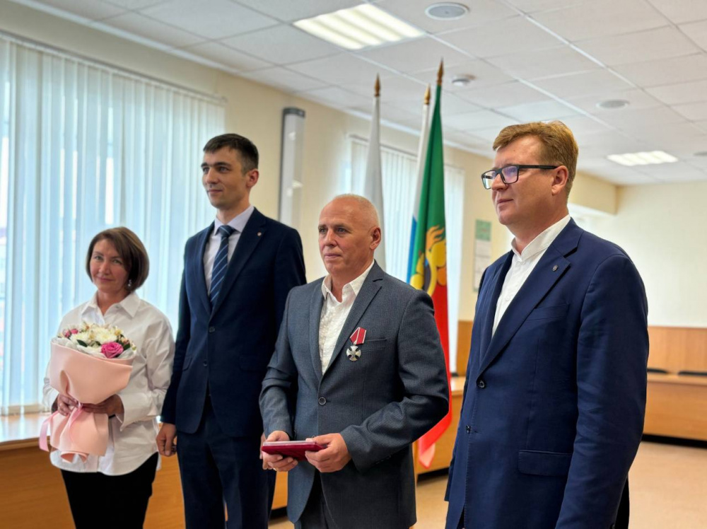 Спас десятки жизней: первоуральцу Сергею Шморгунову вручили орден Мужества за участие в СВО | На Урале наградили орденом Мужества участника СВО Сергея Шморгунова Спас десятки жизней: первоуральцу Сергею Шморгунову вручили орден Мужества за участие в СВО | На Урале наградили орденом Мужества участника СВО Сергея Шморгунова