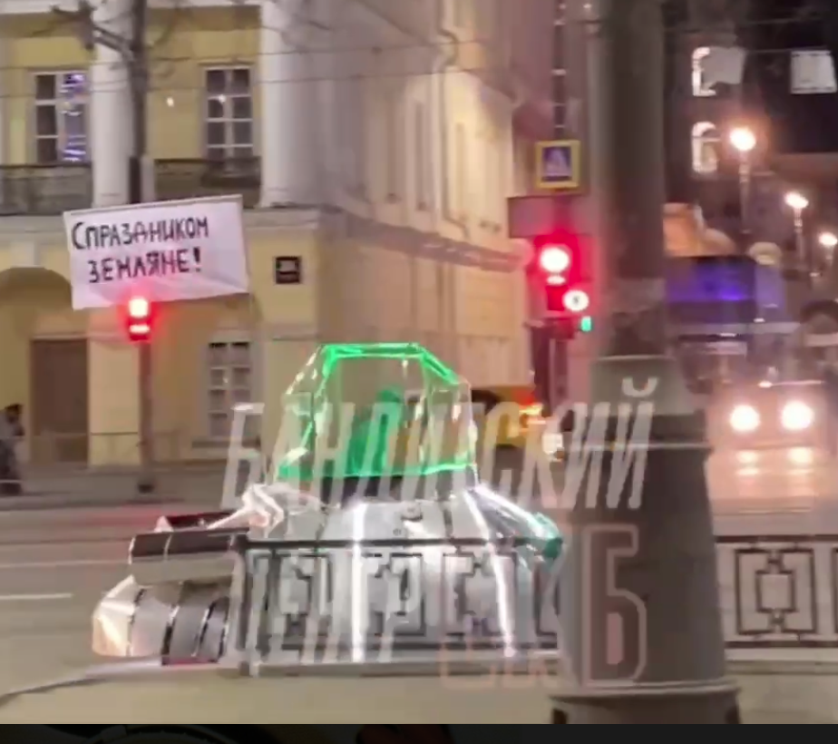 На Урале сотрудники ГИБДД остановили летающую тарелку с инопланетянами. Видео | На Урале сотрудники ГИБДД остановили летающую тарелку с инопланетянами. Видео