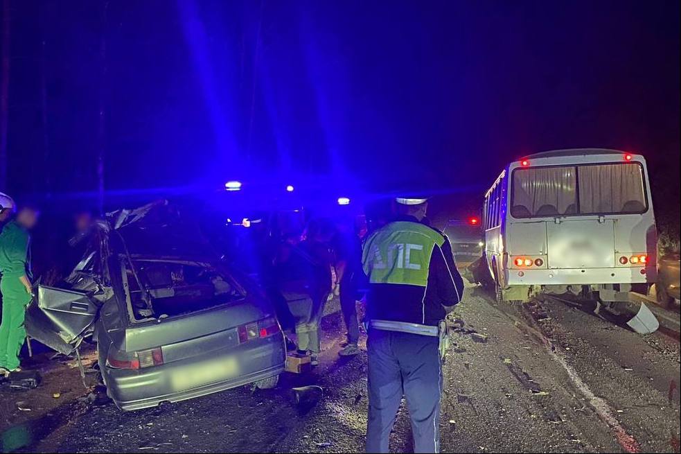В Первоуральске столкнулись автомобиль и автобус с пассажирами: двое человек погибли | На Урале в серьезном ДТП с участием автомобиля и автобуса погибли люди