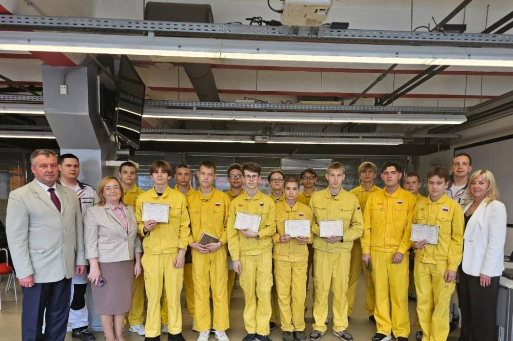 Первоуральским выпускникам программы «Моя первая профессия» торжественно вручили свидетельства | На Урале прошло торжественное вручение свидетельств участникам программы «Моя первая профессия»